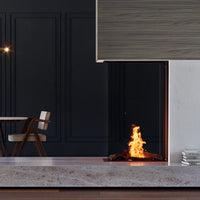 Element4 Sky Medium Roomdivider Bio in moderne woonkamer met zichtbare vlammen
