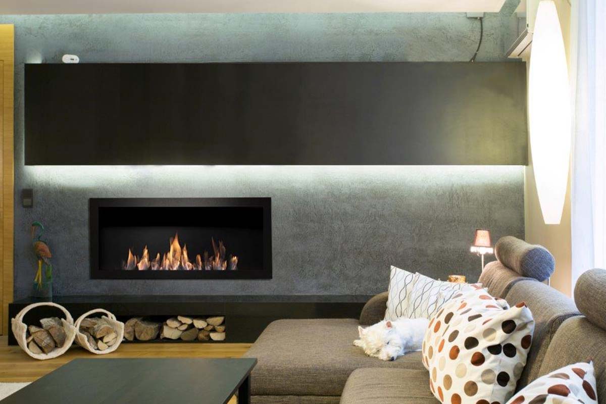 Icon Fires Slimline Firebox 1350 met Slimline 1100 Brander in woonkamer met vlammen