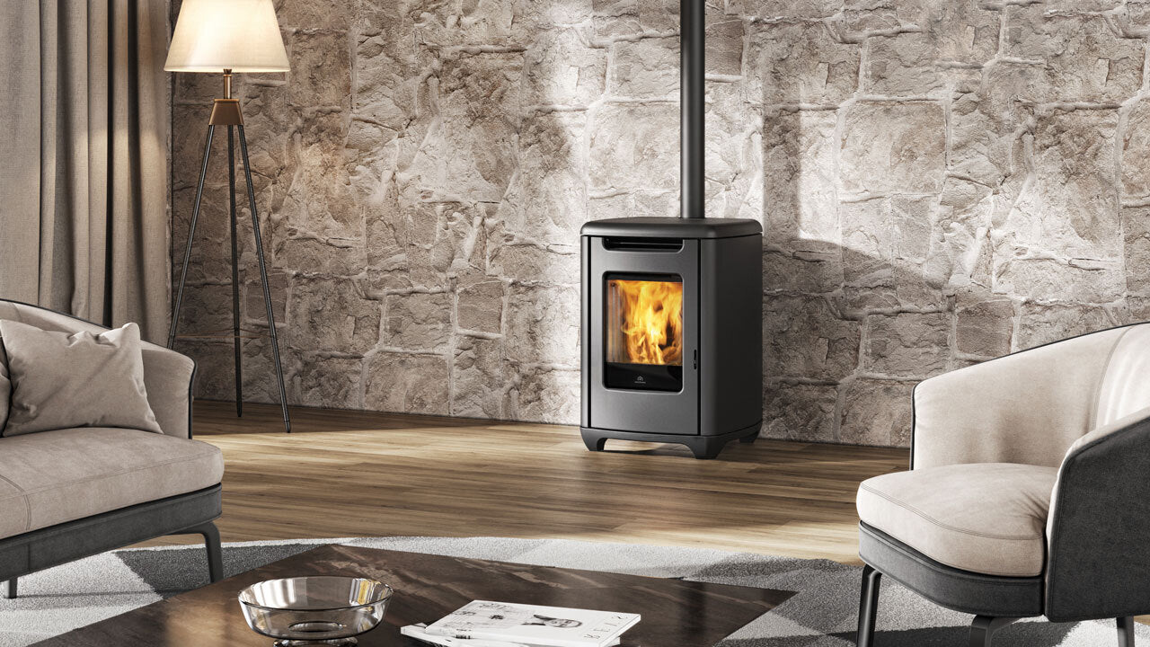 Edilkamin Sense 6 houtkachel in een moderne woonkamer met brandend vuur