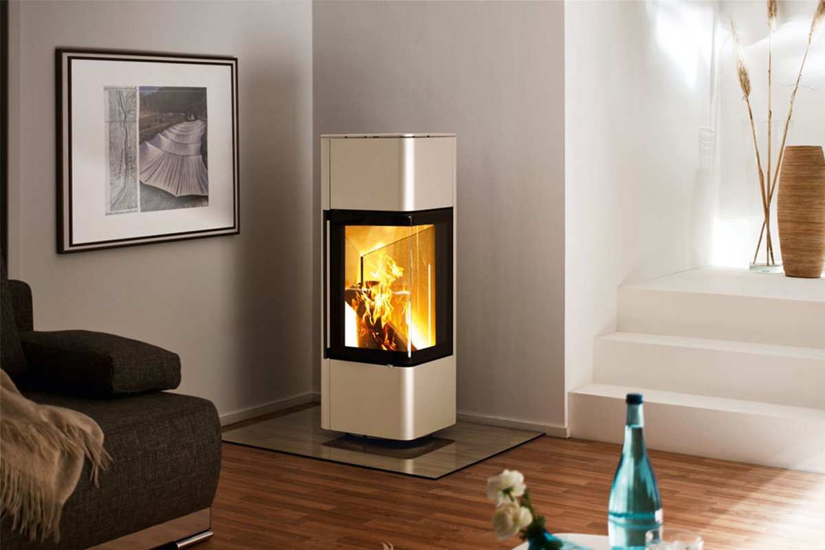 Spartherm Cubo S kachel in moderne woonkamer met brandend vuur
