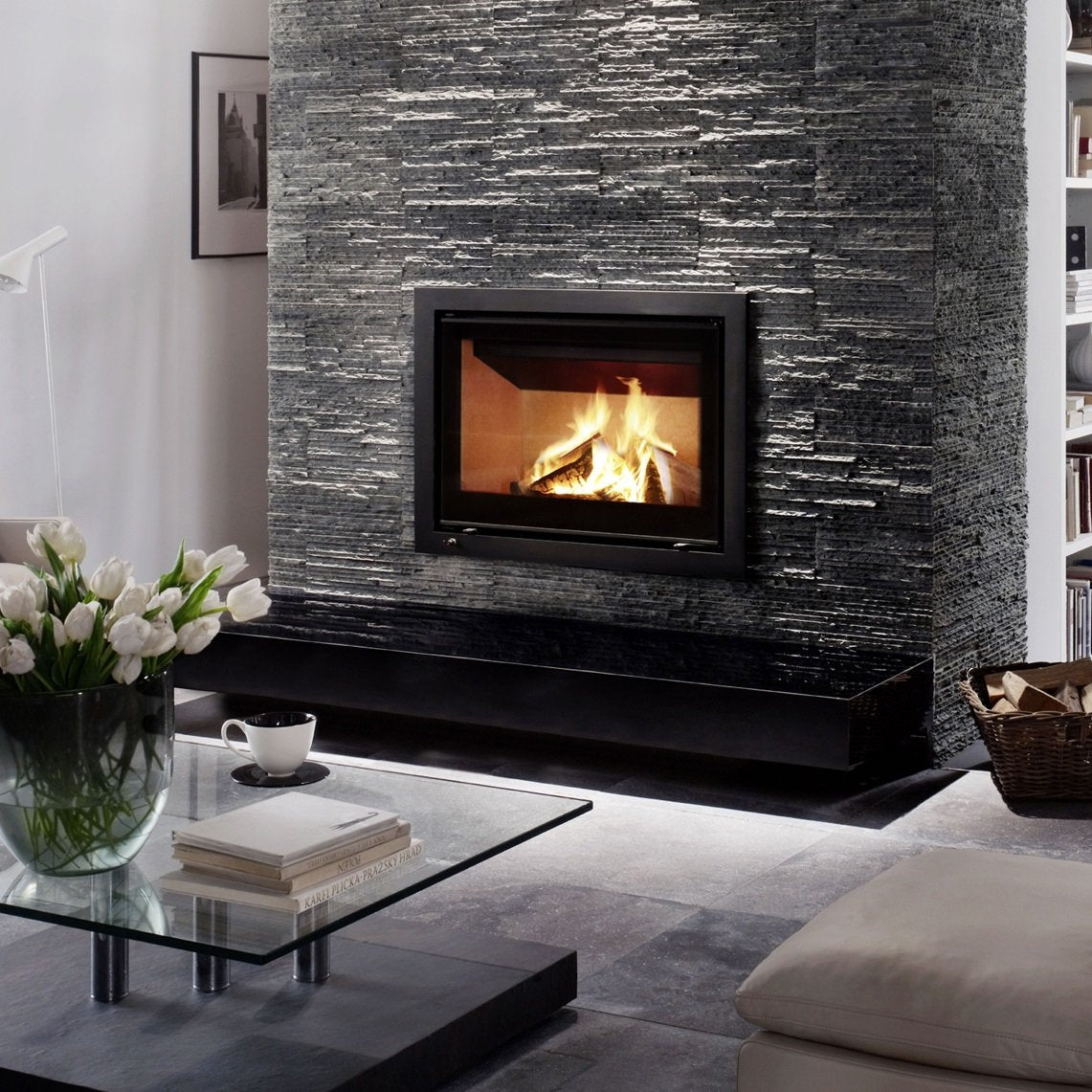 Spartherm Swing Inzet 81x54 in moderne woonkamer met brandend vuur