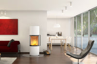 Spartherm Passo S witte houtkachel in moderne woonkamer met brandend vuur