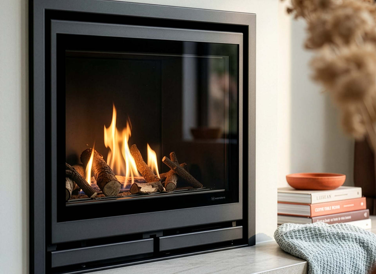 Wanders Square 60 Front inzet gashaard met brandende vlammen in een woonkamer