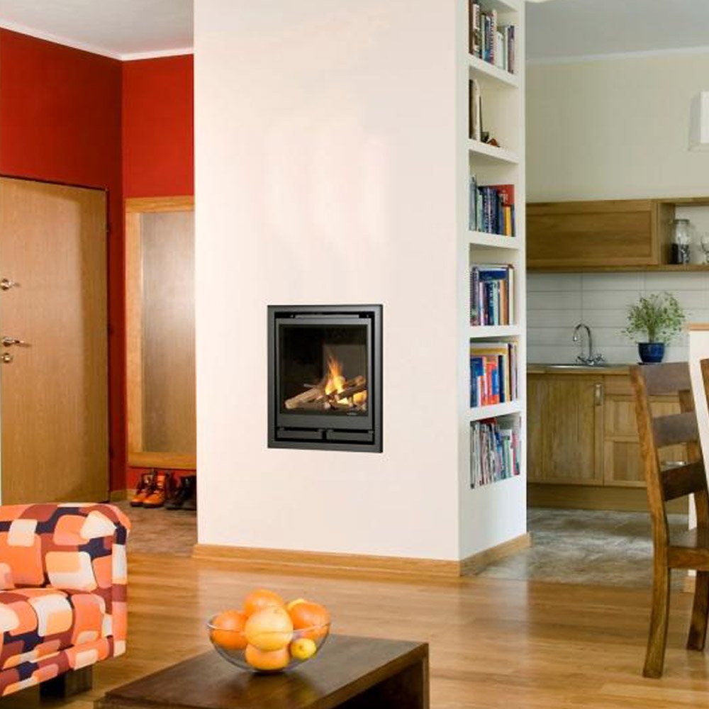 Wanders Square 40 front inzet gas in witte woonkamerwand met vlammen