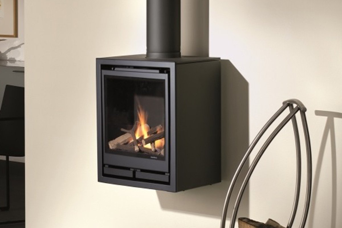 Wanders Square 40 Wall gas, zwarte wandgashaard met brandend hout en schoorsteenpijp.