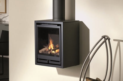 Wanders Square 40 Wall gas, zwarte wandgashaard met brandend hout en schoorsteenpijp.