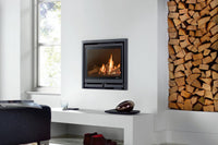 Wanders Square 60 Front gasinzet in strakke woonkamer met houtopslag