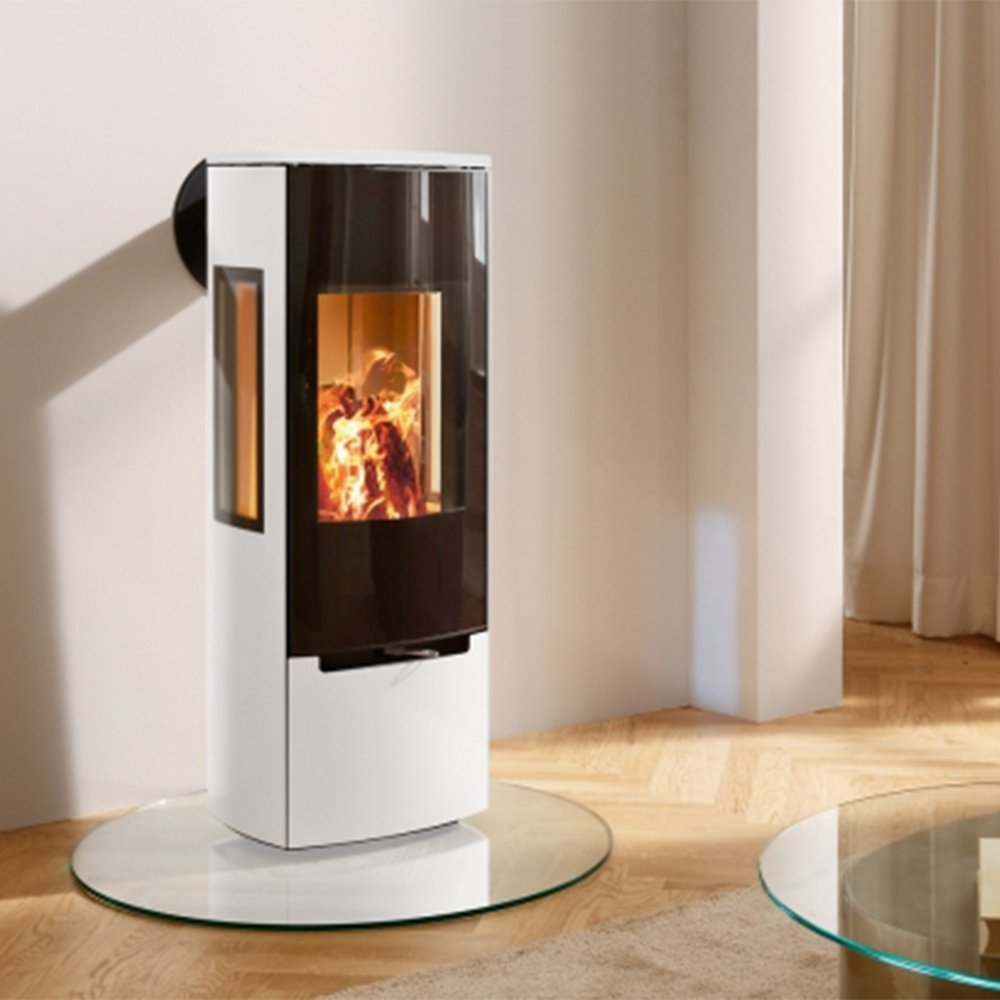 Spartherm Stovo L houtkachel in een lichte woonkamer met brandend vuur