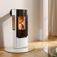 Spartherm Stovo L houtkachel in een lichte woonkamer met brandend vuur