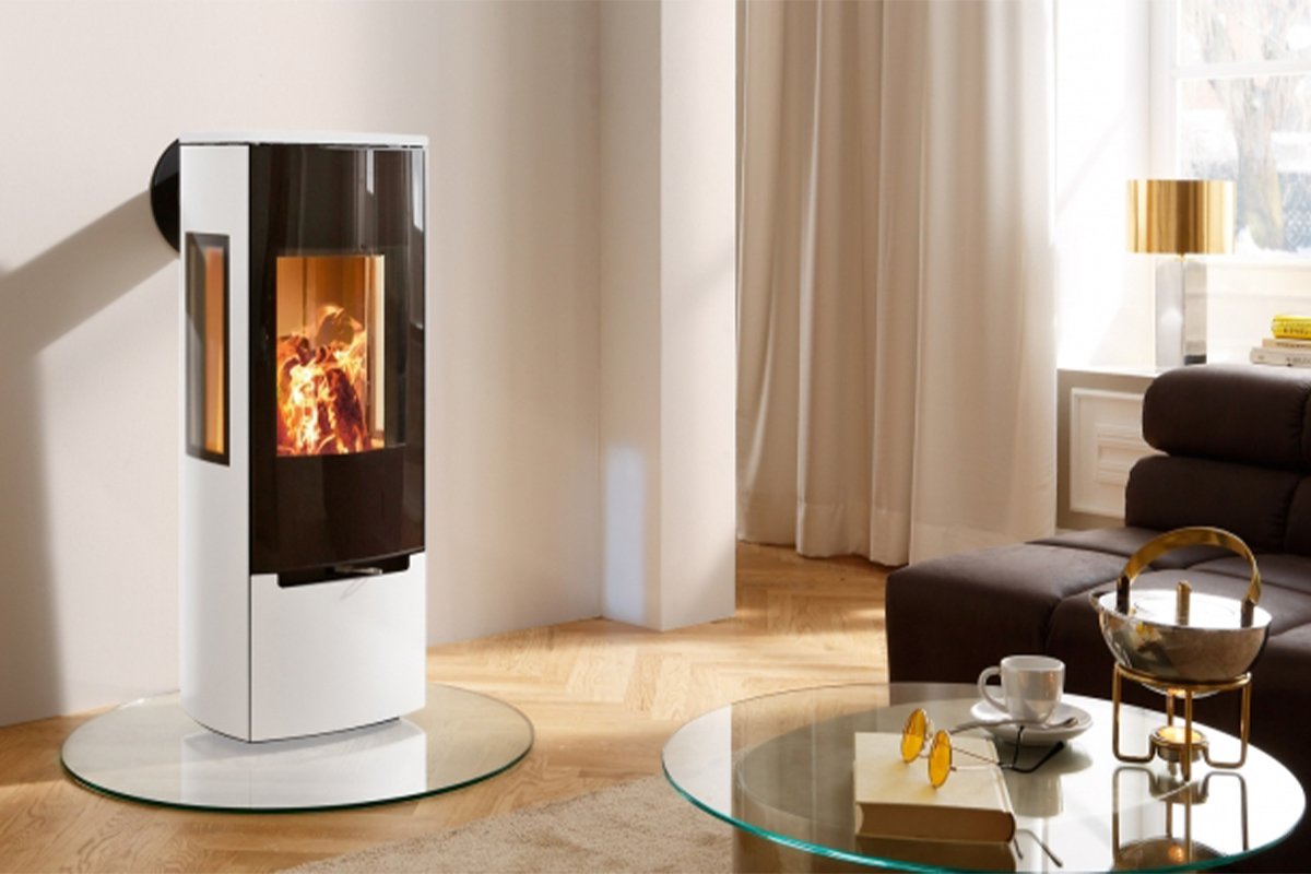Spartherm Stovo L in moderne woonkamer met brandend vuur