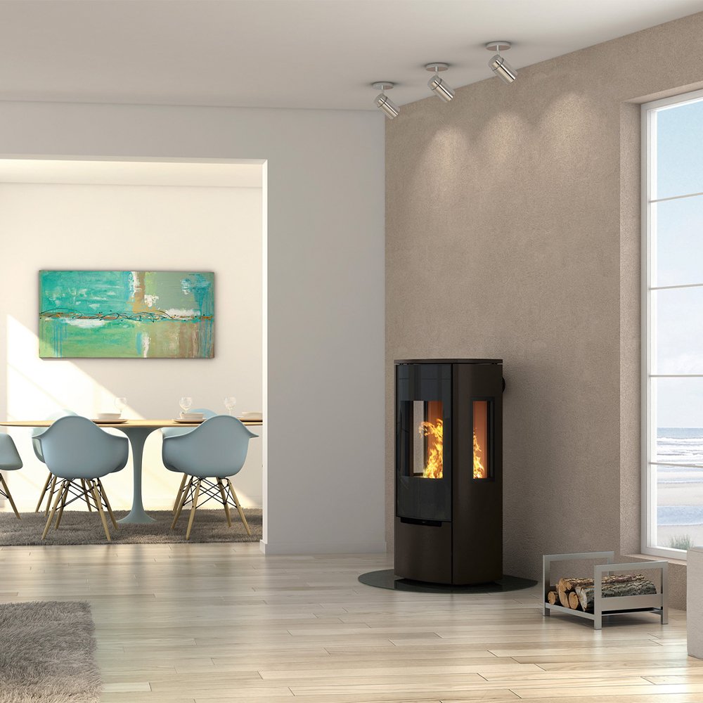 Spartherm Stovo L-plus haardkachel in moderne woonkamer met zicht op zee