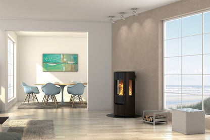 Spartherm Stovo L-plus in moderne woonkamer met zicht op zee