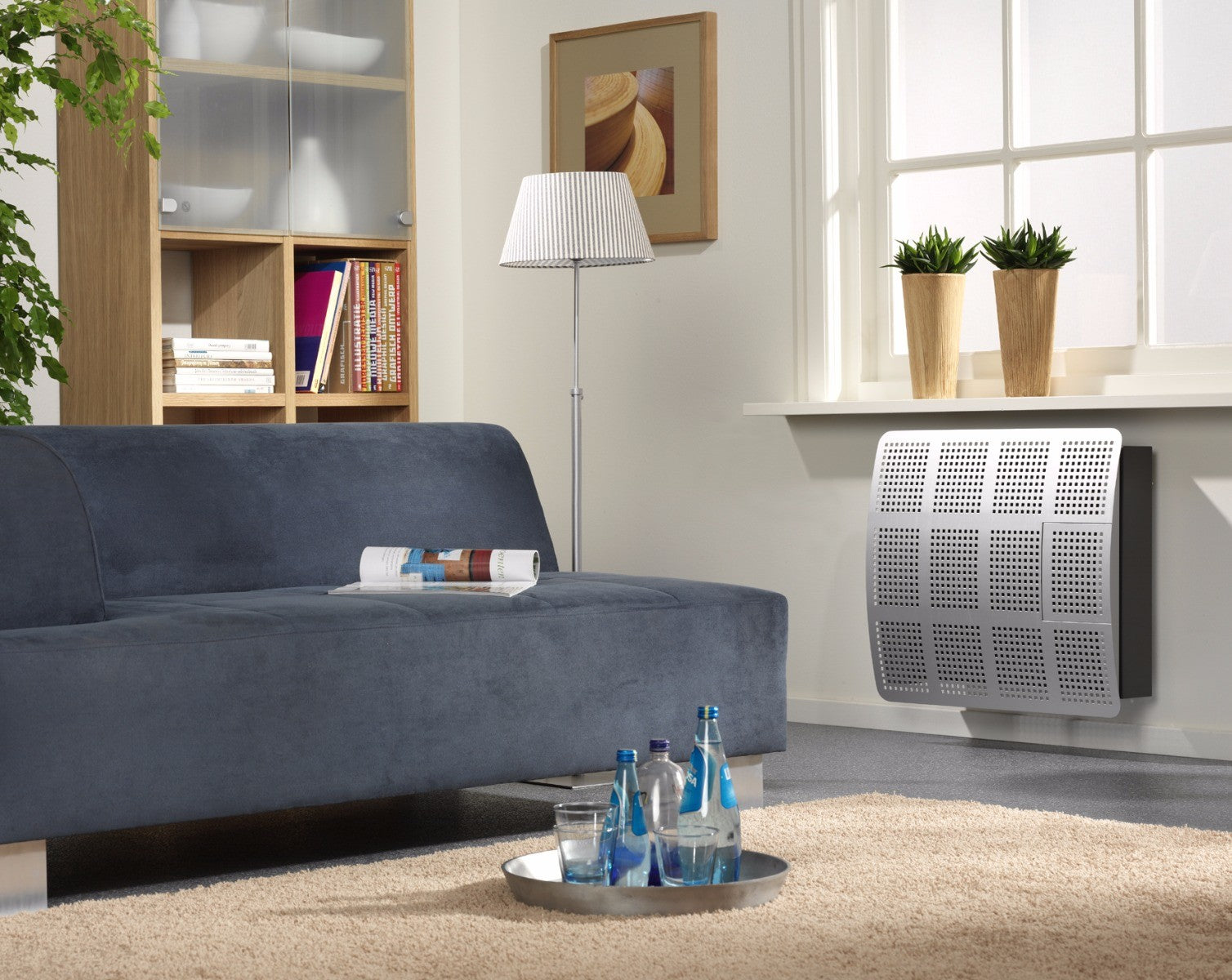 DRU Style 4 gevelkachel in moderne woonkamer onder het raam
