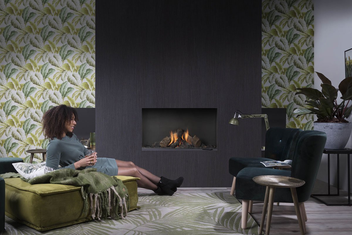 Element4 Summum 100 F haard in woonkamer met brandend vuur