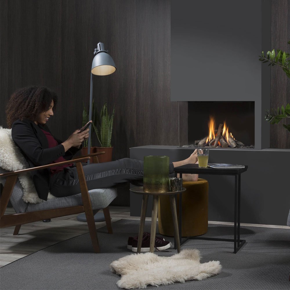 Element4 Summum 70 C Hoek in een moderne woonkamer met brandend haardvuur