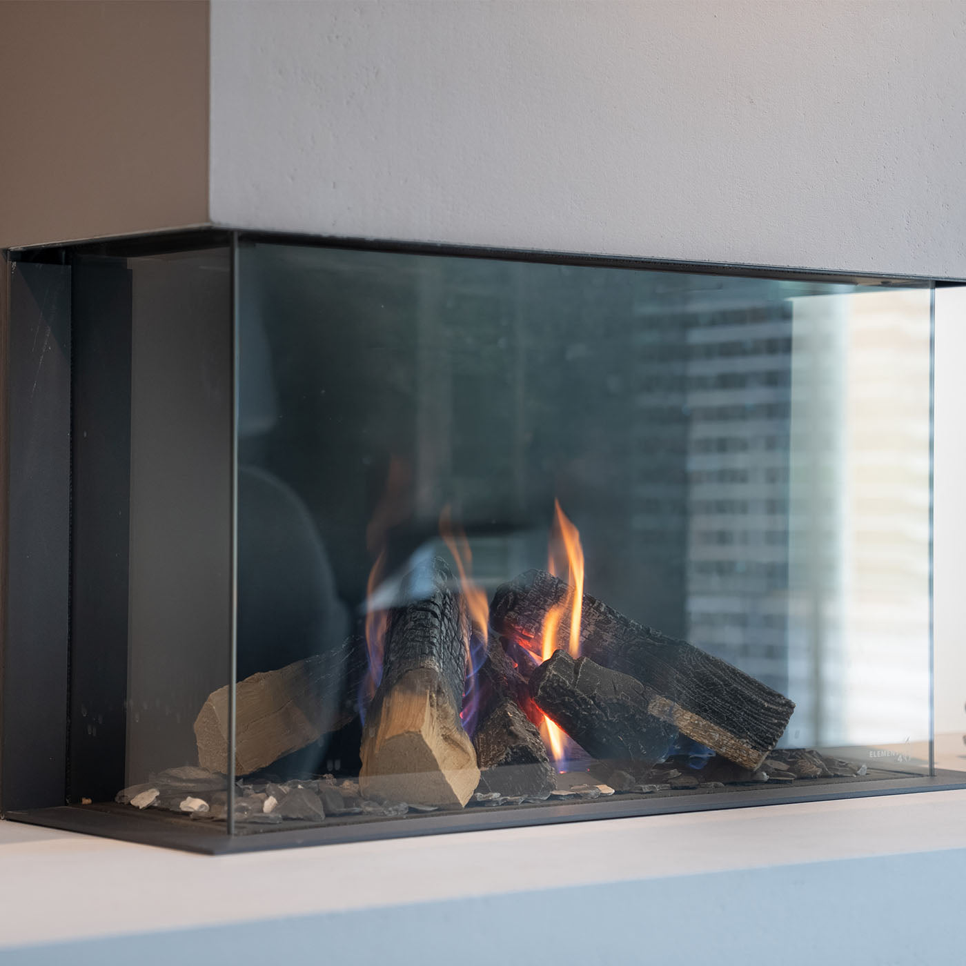 Element4 Summum 70 3/S driezijdige gashaard met vlammen en houtblokken