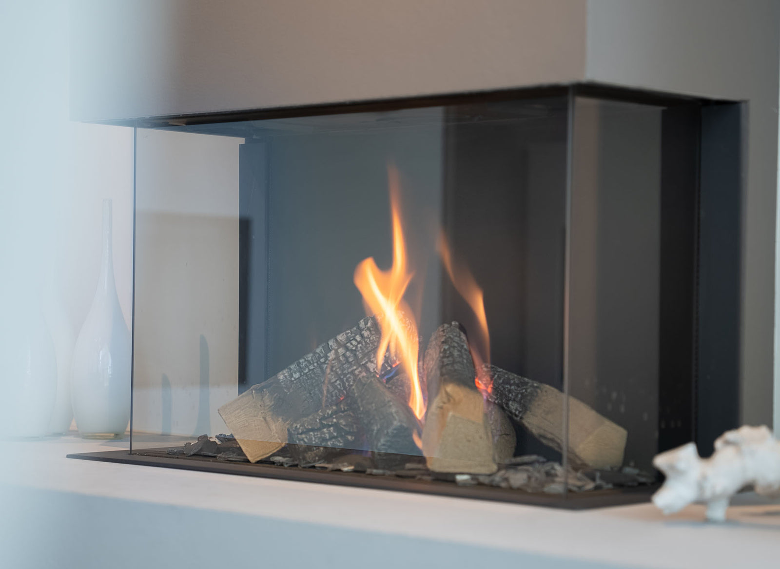Element4 Summum 70 3/S driezijdige gashaard in moderne woonkamer