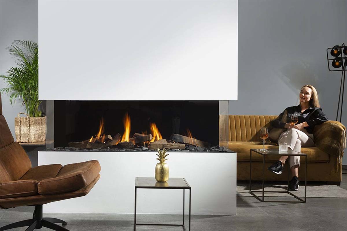 Element4 Summum 140 3-zijdig in moderne woonkamer met brandend vuur