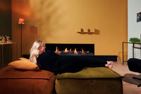 Element4 Summum 190 fronthaard in woonkamer met vuur en liggende vrouw