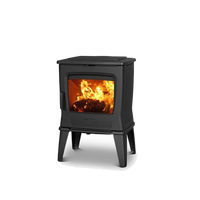 Dovre TAI35WT houtkachel met brandend vuur op witte achtergrond