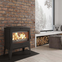Dovre TAI55WD houtkachel met brandend vuur in een sfeervolle woonkamer