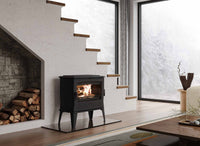 Dovre TAI55WD houtkachel met brandend vuur in een moderne woonkamer