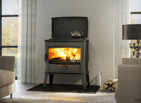 Dovre TAI55WD houtkachel in woonkamer met brandend vuur