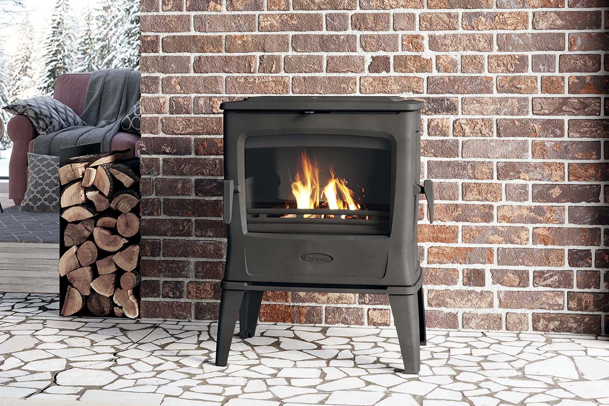 Dovre TAI45WD houtkachel met zichtbare vlammen voor bakstenen muur