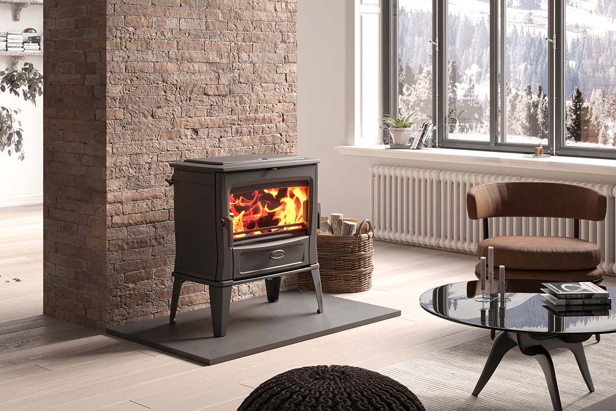 Dovre TAI55WD houtkachel brandend in moderne woonkamer