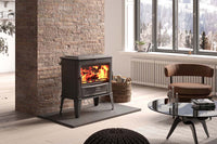 Dovre TAI55WD houtkachel brandend in moderne woonkamer