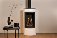 Wanders Tali XL gaskachel in witte woonkamer met brandend vuur