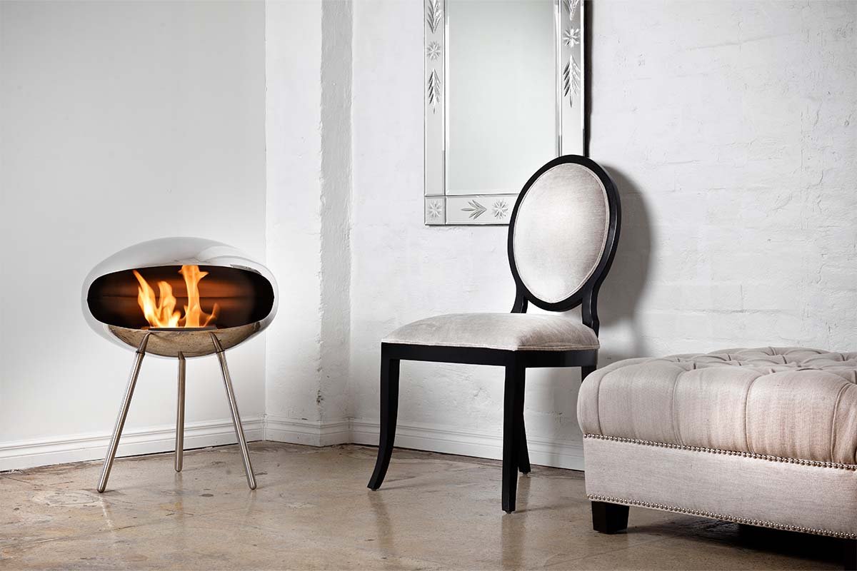Cocoon Fires Terra RVS vrijstaande haard met vlammen in interieur