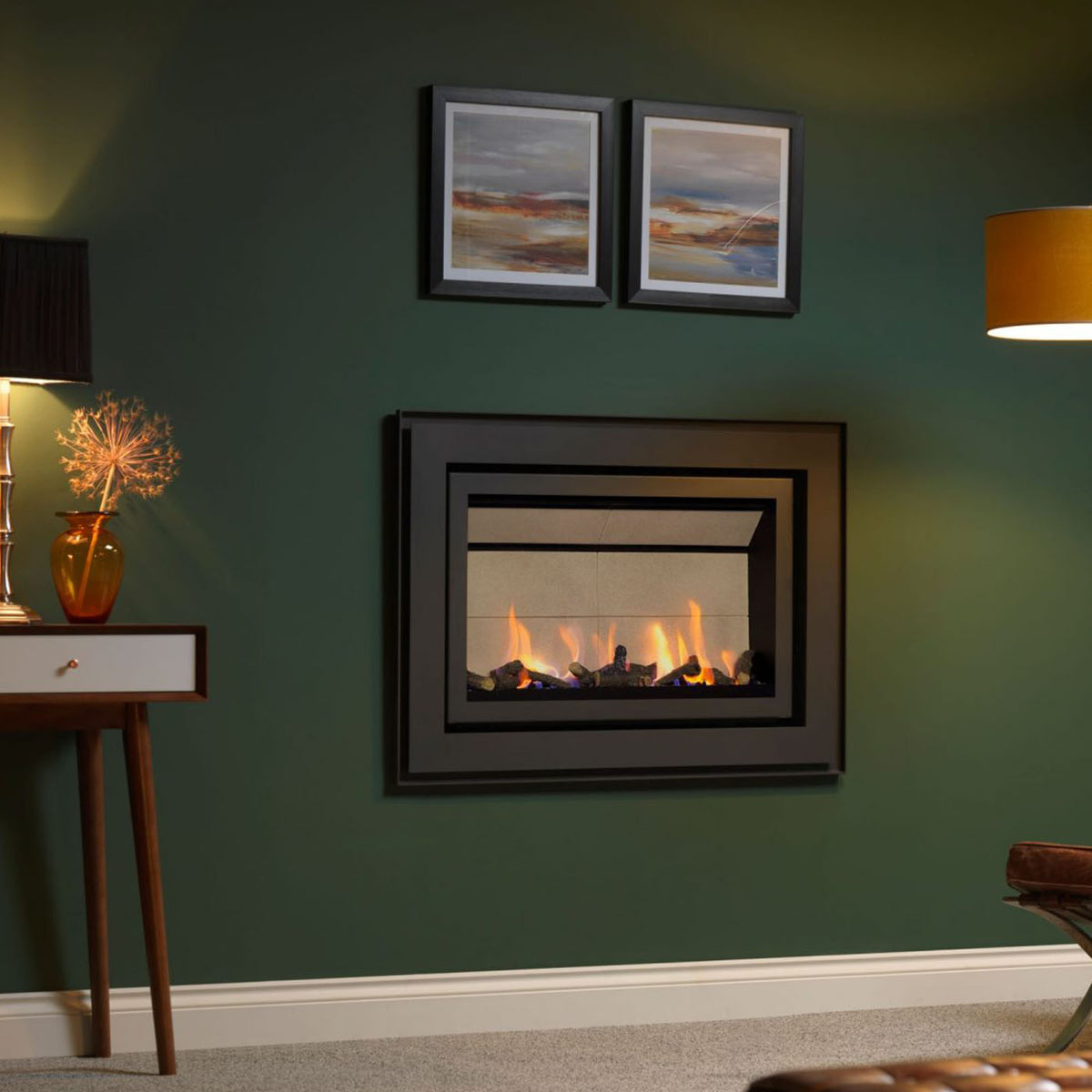 Trimline Fires 70 Slim Line ingebouwde haard met brandend vuur in een sfeervolle woonkamer