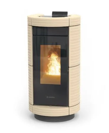 Thermorossi Dorica Plus Metalcolor pelletkachel met beige omhulsel en zichtbare vlammen door glazen deur.