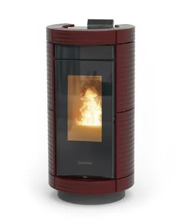 Thermorossi Dorica Plus Metalcolor pelletkachel in bordeauxrood met een brandend vuur zichtbaar door het glas.