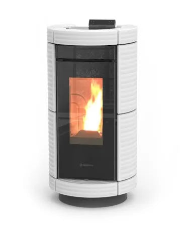 Thermorossi Dorica Plus Metalcolor pelletkachel met witte behuizing en brandend vuur zichtbaar door het raam.