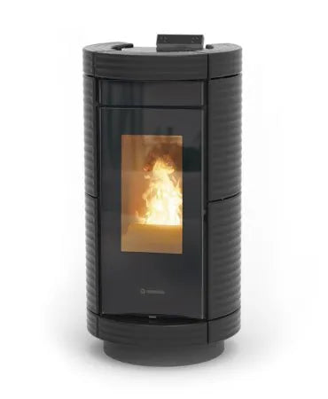 Thermorossi Dorica Plus Metalcolor pelletkachel met een modern cilindrisch ontwerp en zichtbare vlammen.