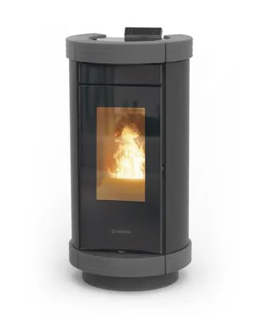 Thermorossi Dorica Plus Metalcolor pelletkachel, cilindrisch ontwerp met glazen deur en zichtbare vlam.