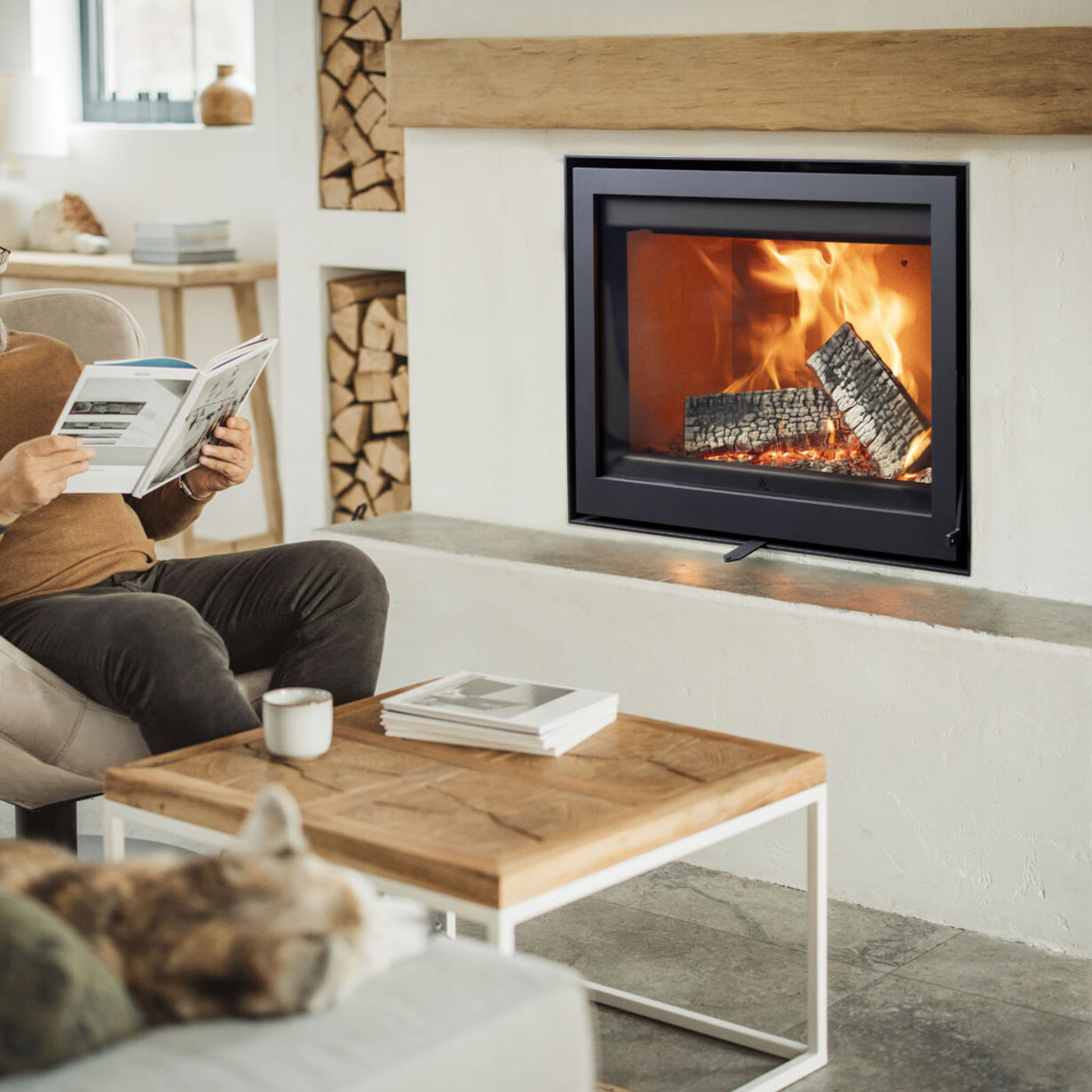 Trimline Fires Woody 72 inzet met brandend houtvuur in een sfeervolle woonkamer