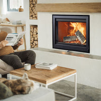 Trimline Fires Woody 72 inzet met brandend houtvuur in een sfeervolle woonkamer