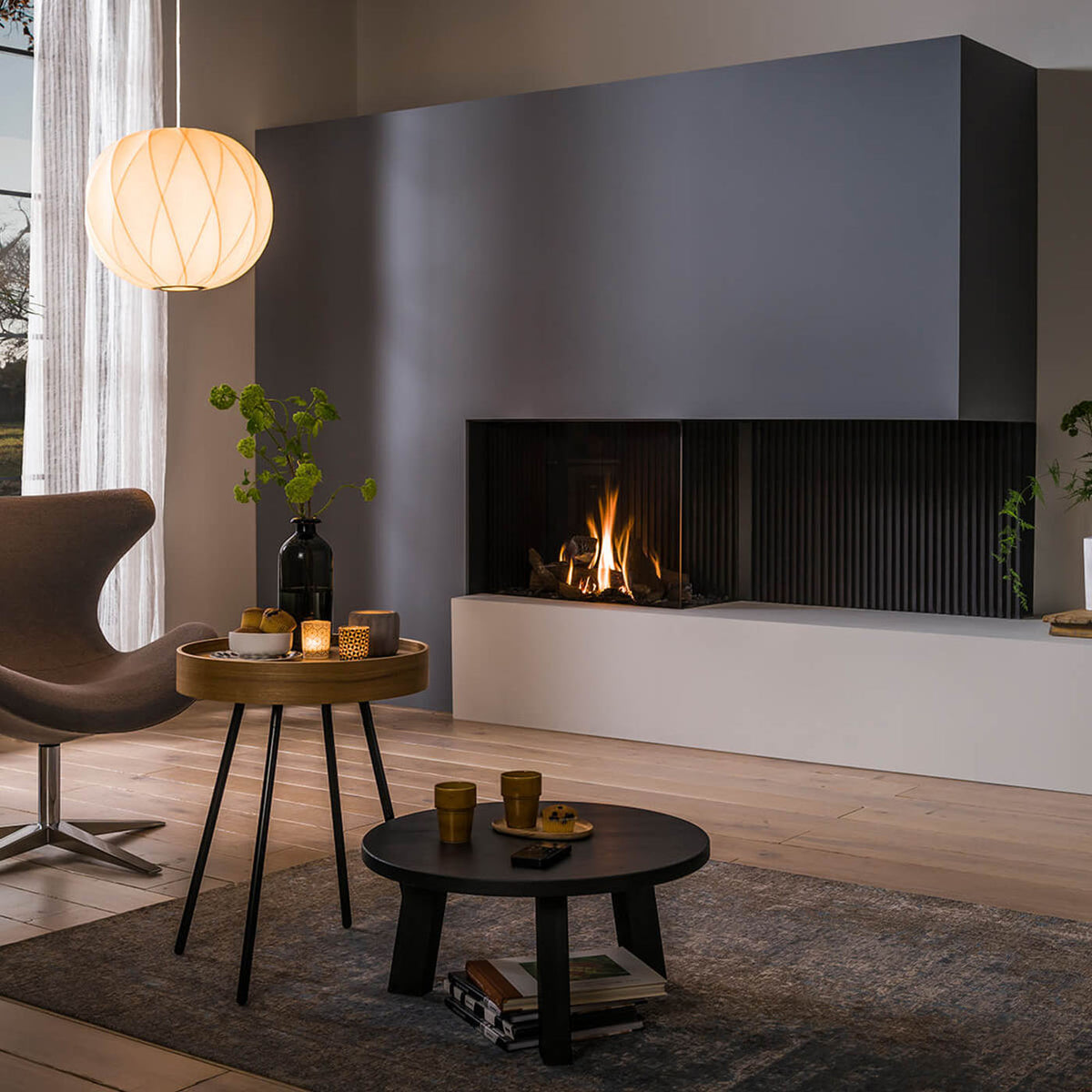 Trimline Fires 83 Corner haard met brandend vuur in een modern ingerichte woonkamer