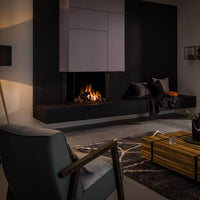Trimline Fires 83 Panoramic ingebouwd met brandend vuur in een moderne woonkamer