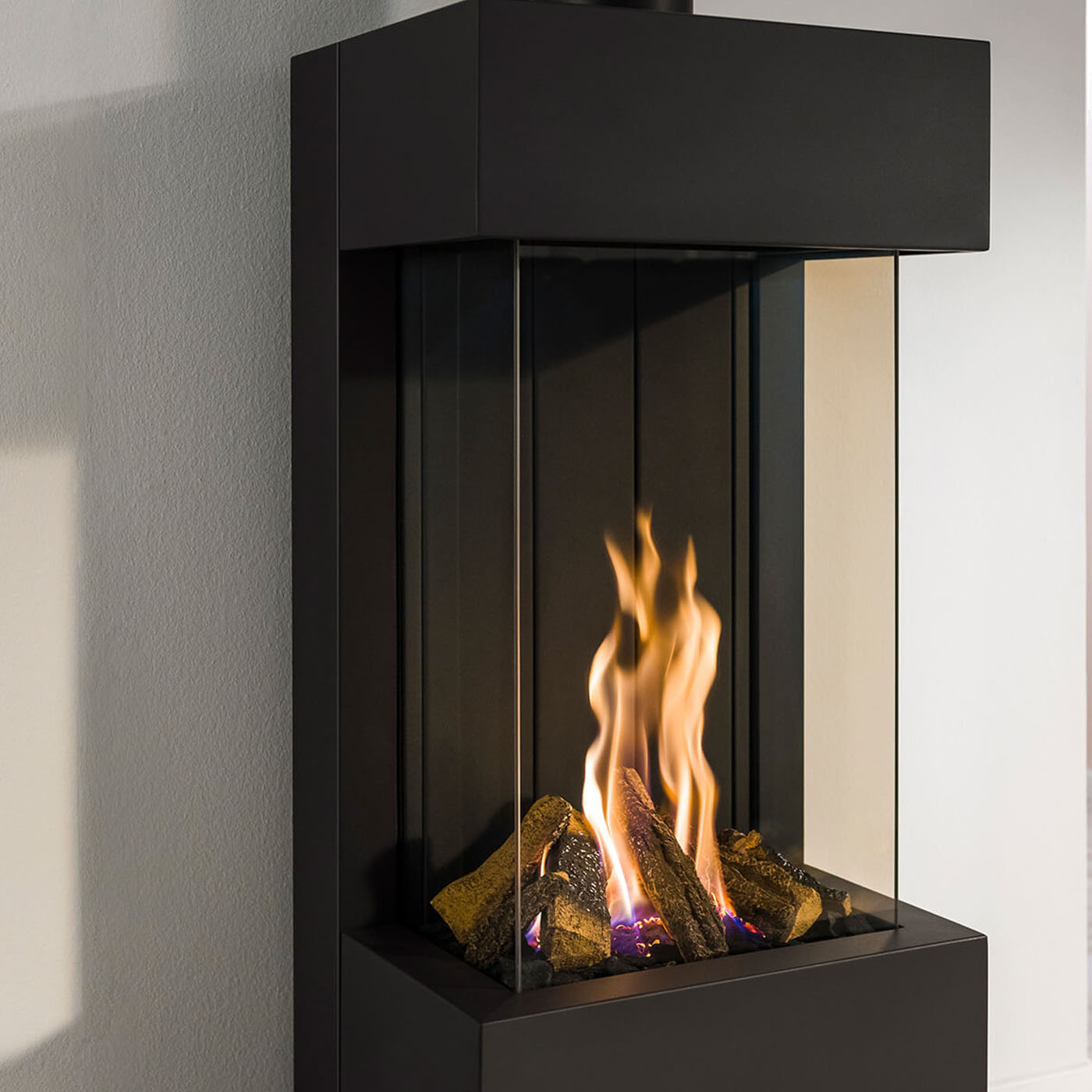 Trimline Fires Quartz haard met brandende vlammen tegen een witte muur