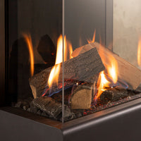 Trimline Fires Tourmaline met brandende houtblokken en vlammen achter glazen ruiten