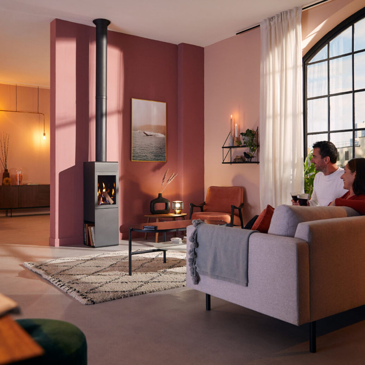 Trimline Fires Zircon gashaard met vlammen in een stijlvol ingerichte woonkamer