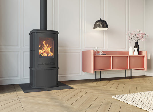 Altech Torus Depot Hybride-e houtkachel in moderne woonkamer