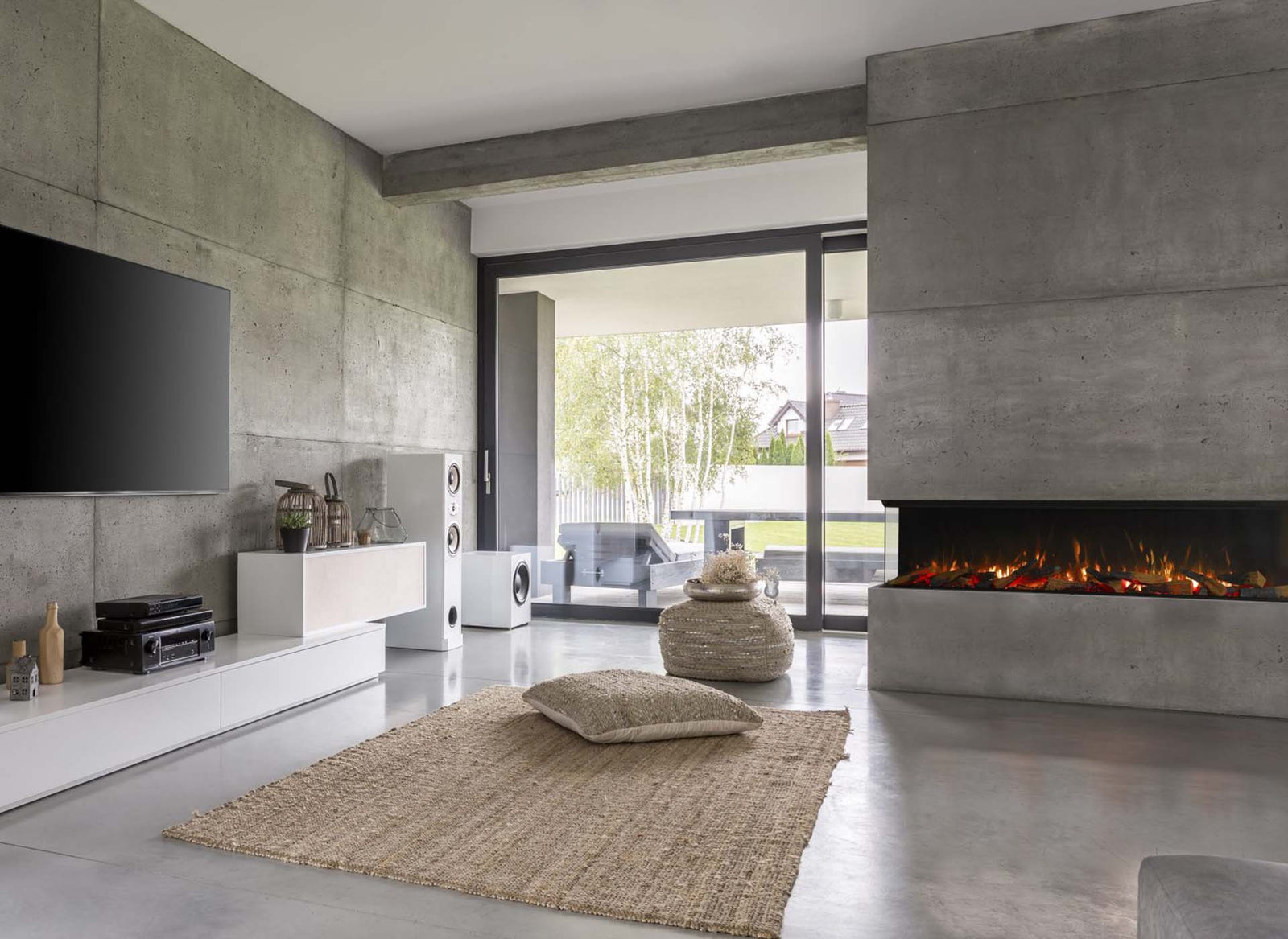 Trimline Fires 180E Solus in moderne woonkamer met ingebouwde haard