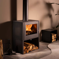 Trimline Fires Woody Loft 3L houtkachel met brandend vuur in woonkamer