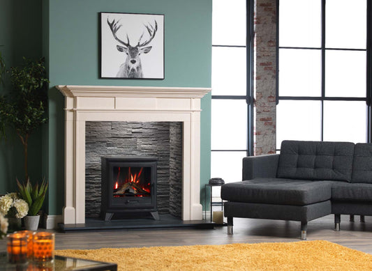 Trimline Fires Bassington haard in een woonkamer met witte schouw