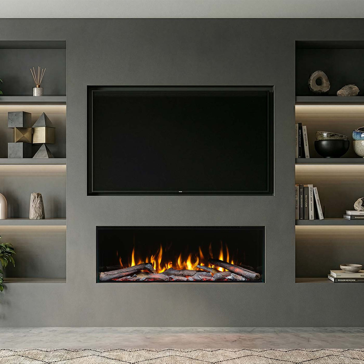 Trimline Fires 100E Solus Plus brandt in een moderne wandkast met open boekenplanken.